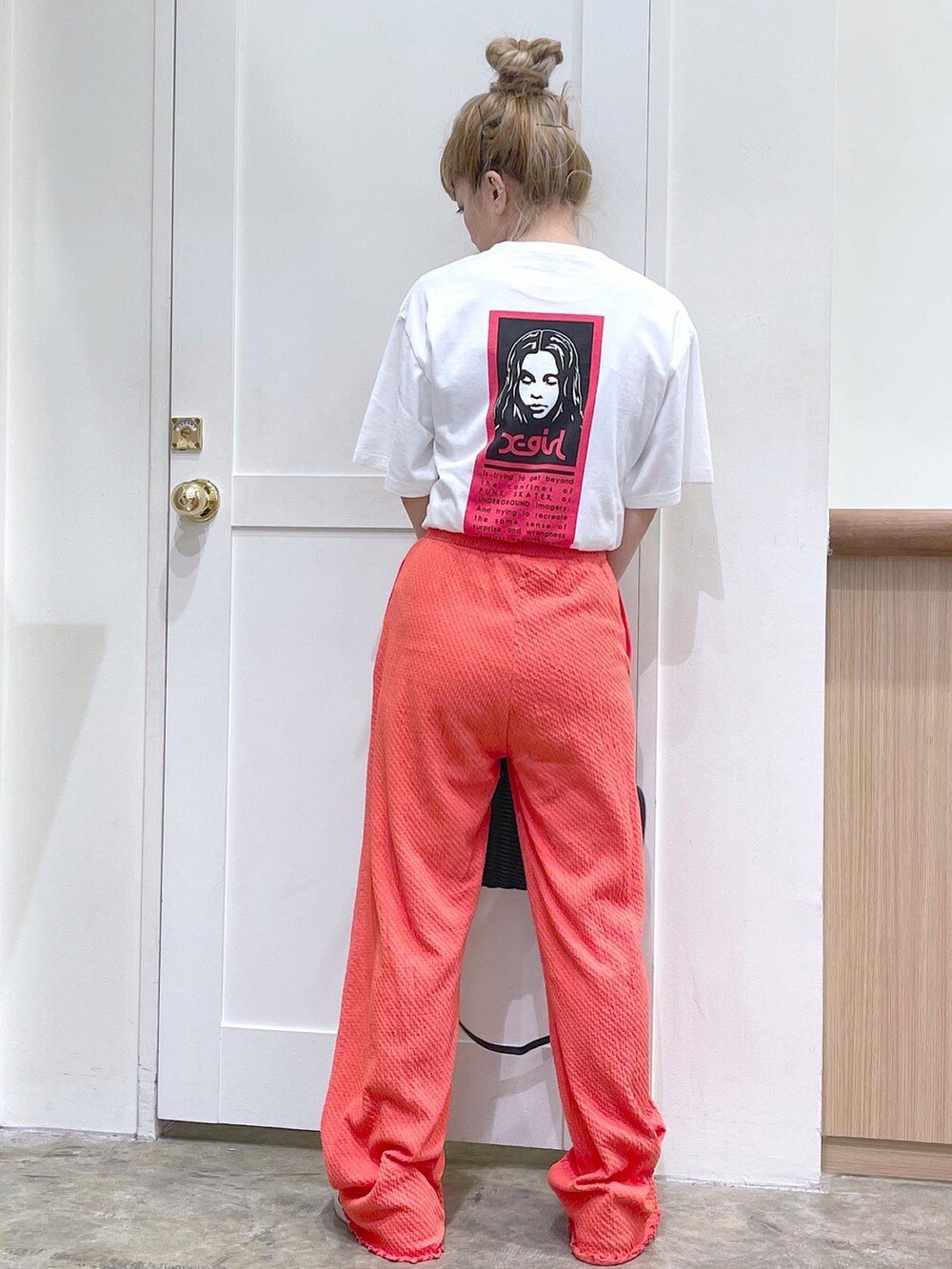 ピンク系のその他パンツ、ホワイト系のTシャツ/カットソー、ブラック系のショルダーバッグを着用したレディースの夏コーディネートの5枚目の写真
