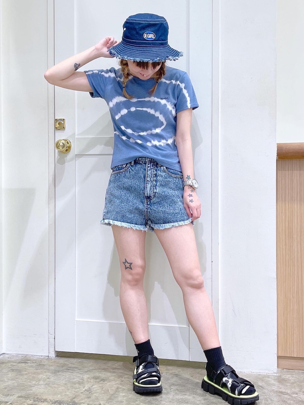ブルー系のTシャツ/カットソー、ブルー系のデニムパンツ、ブラック系のサンダルを着用したレディースの夏コーディネートの2枚目の写真