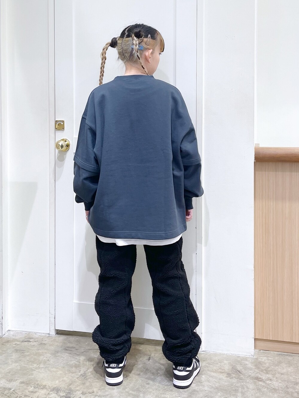 グレー系のスウェット、シルバー系のショルダーバッグ、ブラック系のその他パンツを着用したレディースの秋コーディネートの4枚目の写真