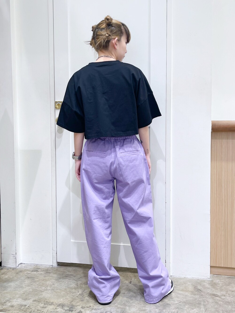ブラック系のTシャツ/カットソー、ホワイト系のタンクトップ、パープル系のその他パンツを着用したレディースの春コーディネートの3枚目の写真