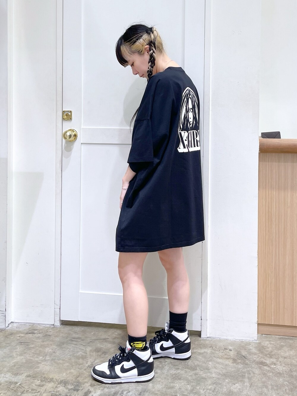 ブラック系のワンピース、ピンク系のショルダーバッグ、ベージュ系の財布を着用したレディースの春コーディネートの4枚目の写真