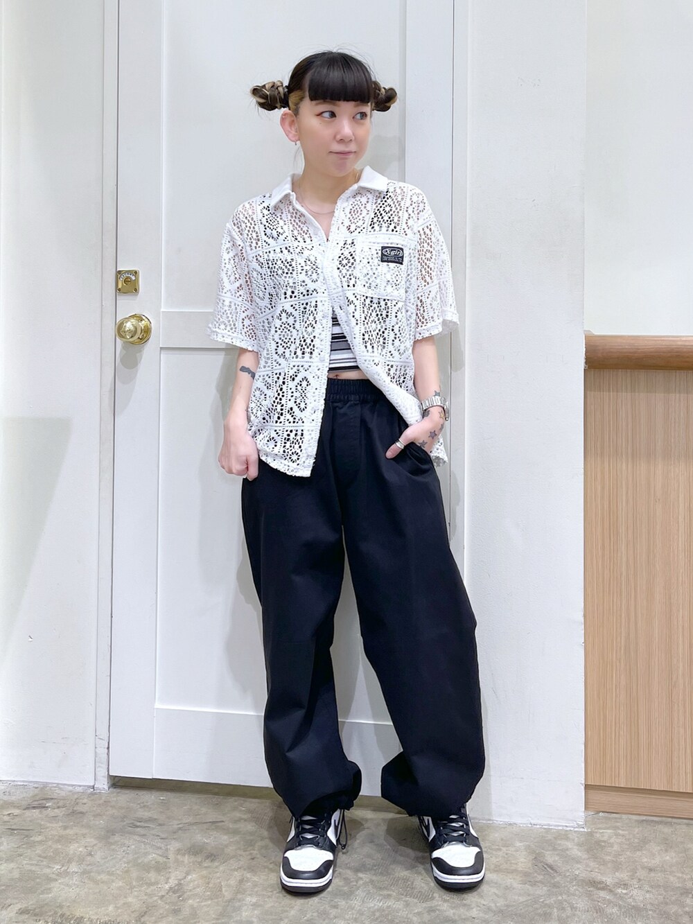 ホワイト系のシャツ/ブラウス、ブルー系のキャミソール、ブラック系のその他パンツを着用したレディースの夏コーディネートの2枚目の写真