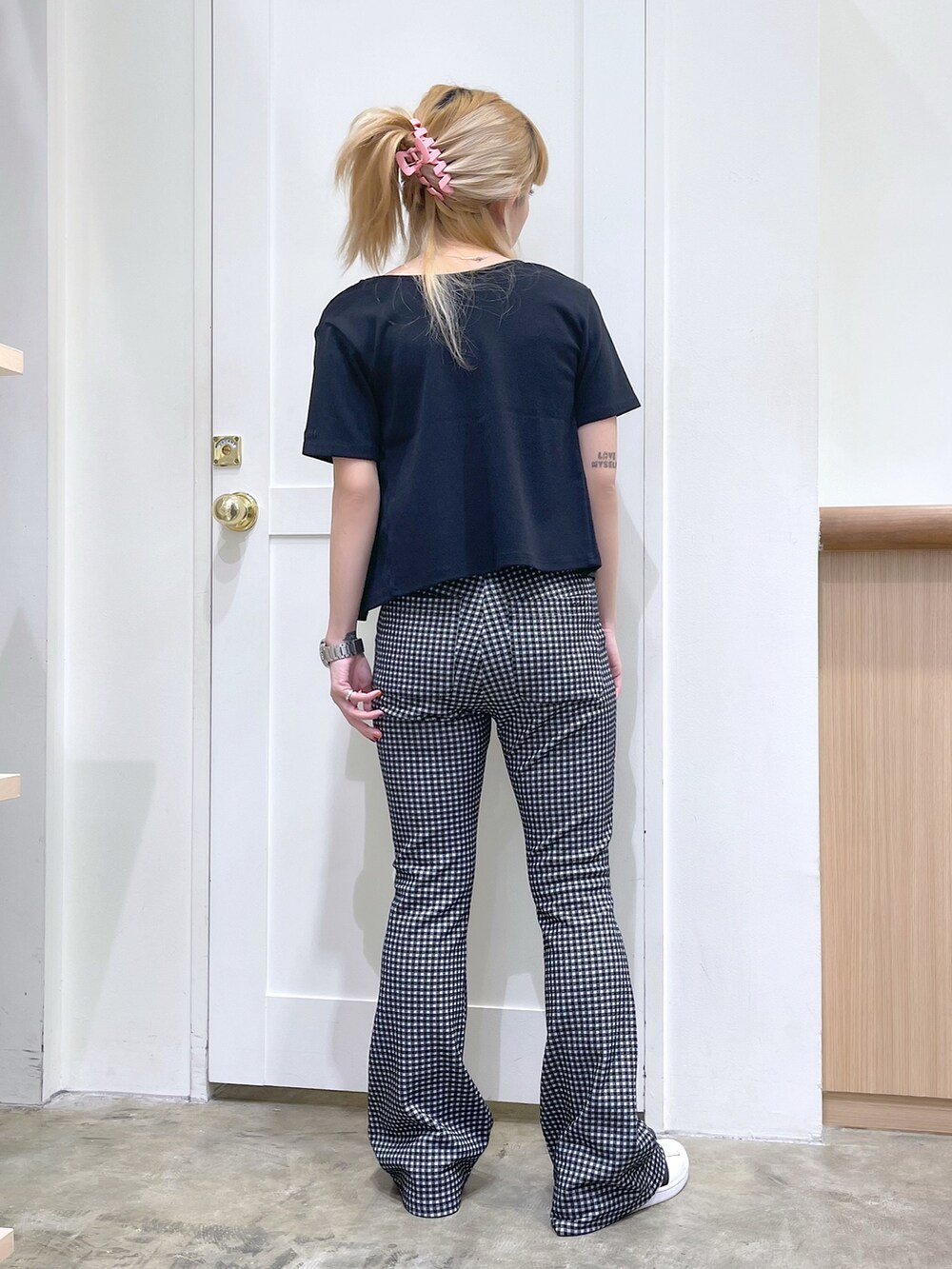 ブラック系のカーディガン/ボレロ、ホワイト系のキャミソール、ブラック系のその他パンツを着用したレディースの夏コーディネートの3枚目の写真