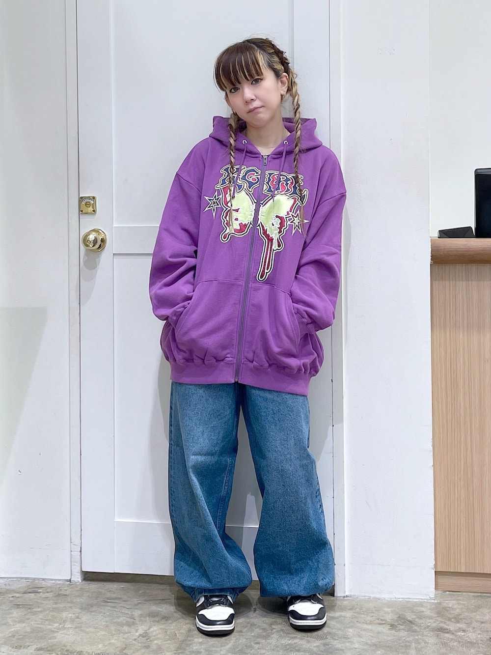 「x-girl、エックスガール、パーカー、デニムパンツ、トップス、カラビナ」｜「X-girlのBUTTERFLY ZIP UP HOODIE（パーカー、パープル系）」を使った、北浦佳那美さん（レディース・157cm）の夏コーディネートの3枚目の写真