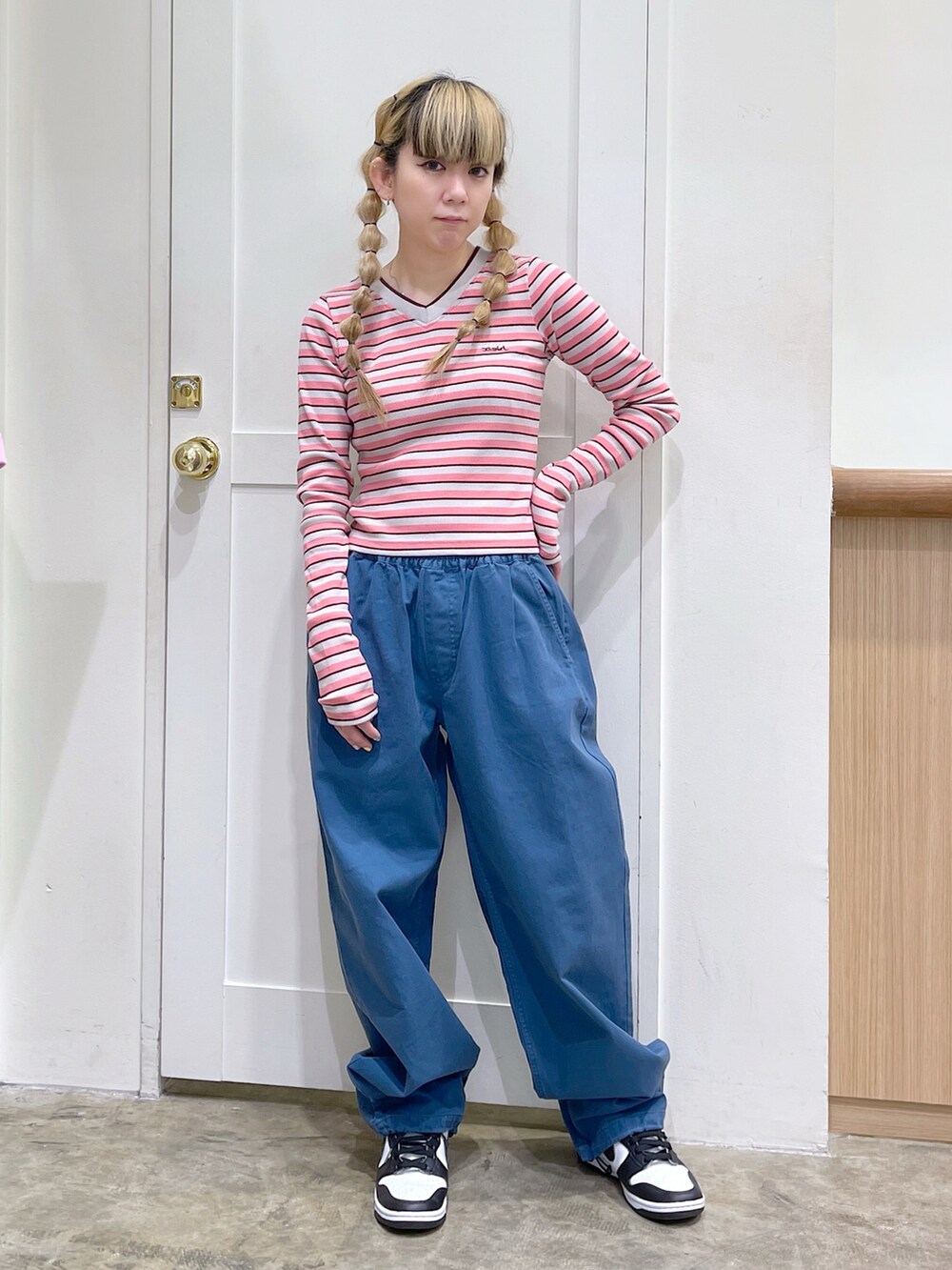 ピンク系のTシャツ/カットソー、ブルー系のシャツ/ブラウス、ブルー系のその他パンツを着用したレディースの春コーディネートの3枚目の写真