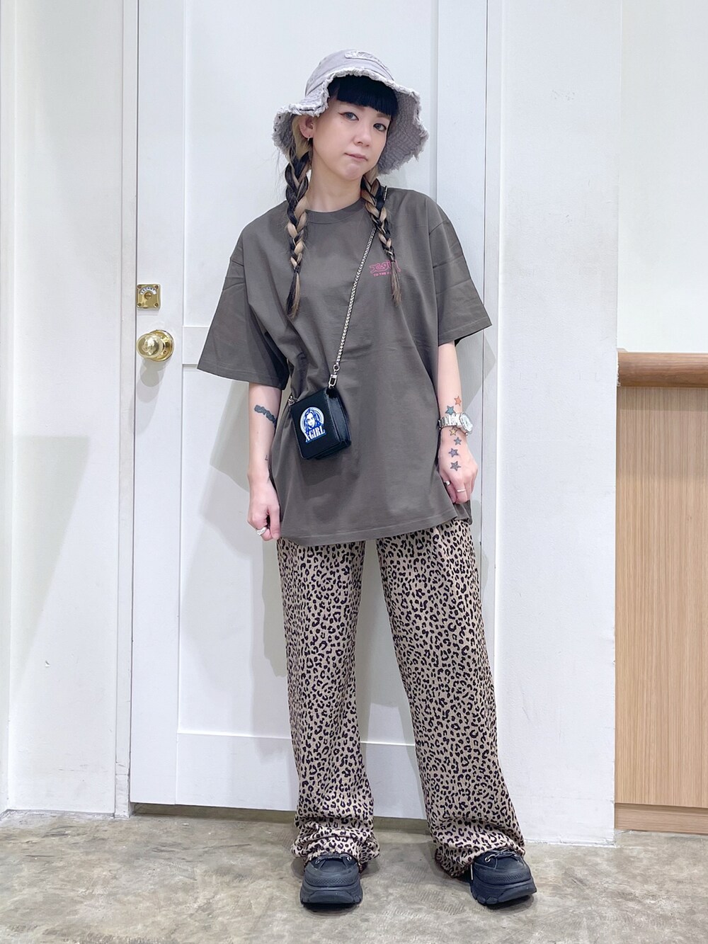 グリーン系のTシャツ/カットソー、ベージュ系のその他パンツ、ブラック系のショルダーバッグを着用したレディースの夏コーディネートの2枚目の写真