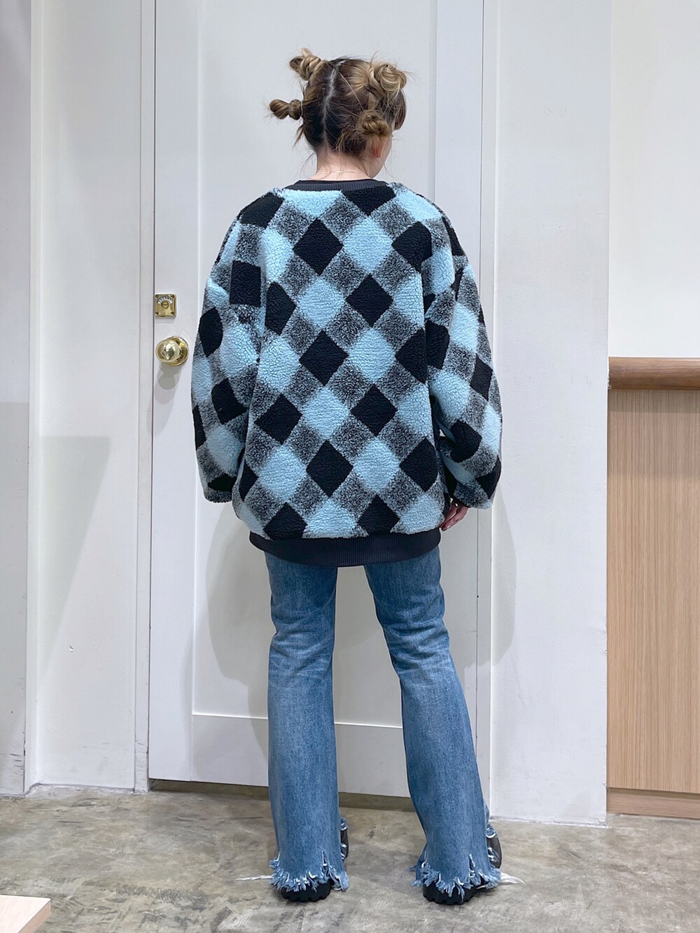 ブルー系のカーディガン/ボレロ、グレー系のTシャツ/カットソー、ブルー系のデニムパンツを着用したレディースの秋コーディネートの4枚目の写真