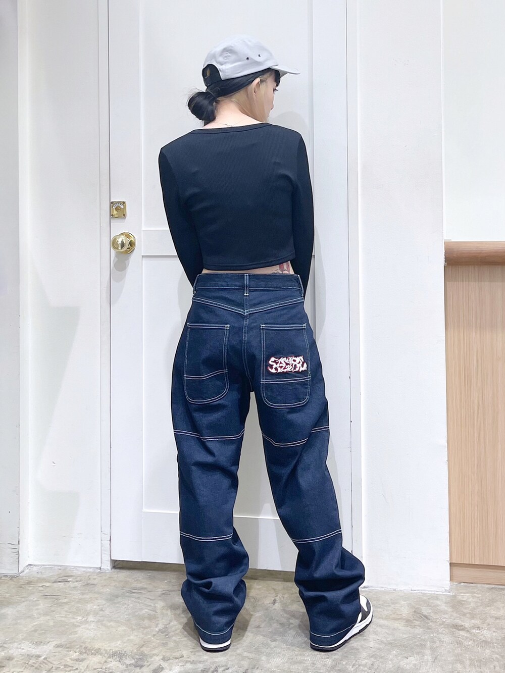 ブルー系のTシャツ/カットソー、ブルー系のデニムパンツ、グレー系のキャップを着用したレディースの夏コーディネートの4枚目の写真