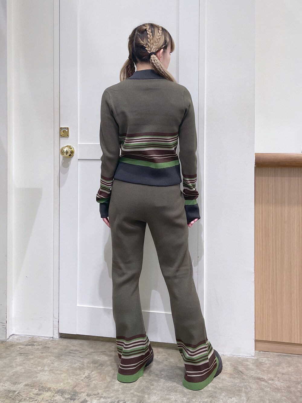 ブラック系のライダースジャケット、グリーン系のカーディガン/ボレロ、グリーン系のその他パンツを着用したレディースの秋コーディネートの5枚目の写真