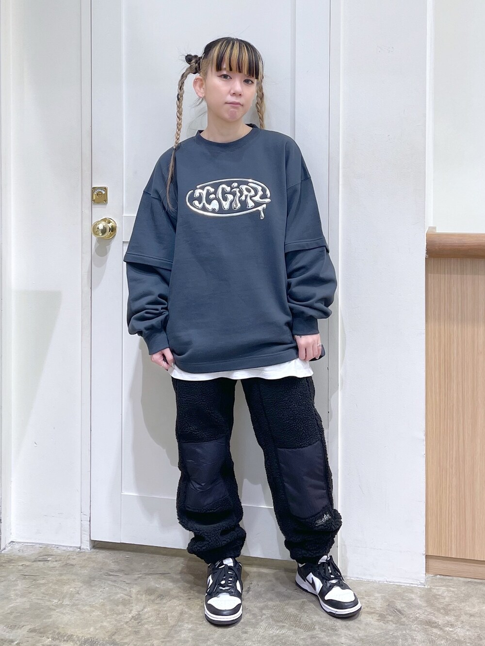 グレー系のスウェット、シルバー系のショルダーバッグ、ブラック系のその他パンツを着用したレディースの秋コーディネートの2枚目の写真