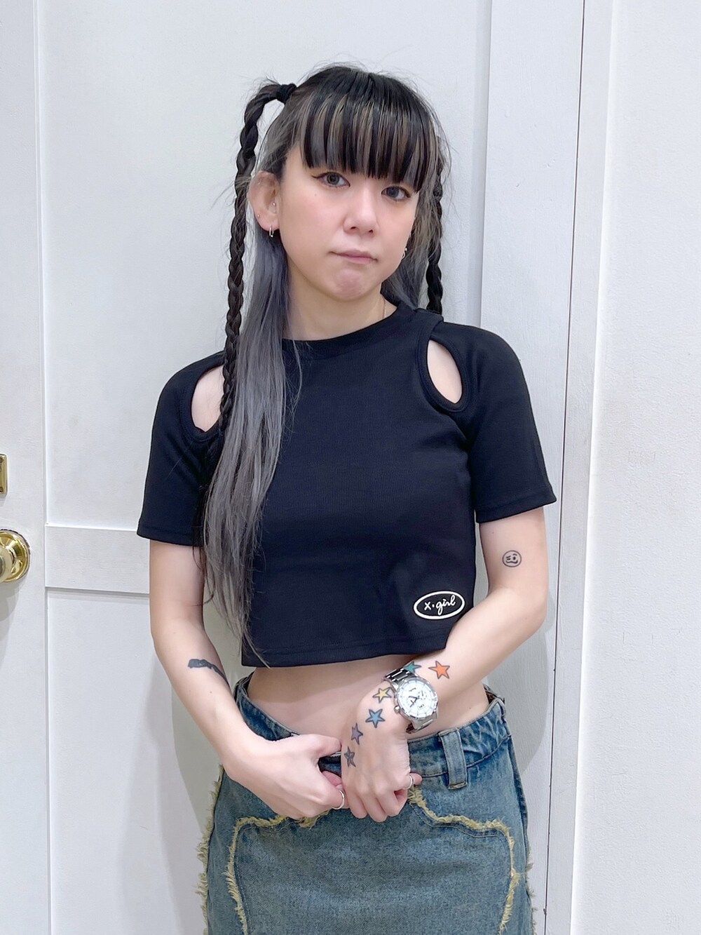 ブラック系のTシャツ/カットソー、ピンク系のショルダーバッグ、ブルー系のデニムスカートを着用したレディースの夏コーディネートの5枚目の写真