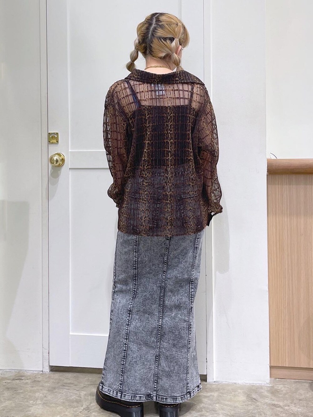 ベージュ系のシャツ/ブラウス、ブラック系のキャミソール、ブラック系のデニムスカートを着用したレディースの夏コーディネートの3枚目の写真