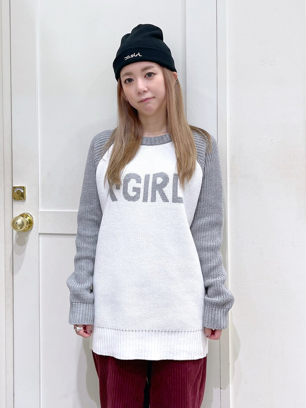 ホワイト系のニット/セーター、レッド系のその他パンツ、ブラック系のニットキャップ/ビーニーを着用したレディースの冬コーディネートの5枚目の写真