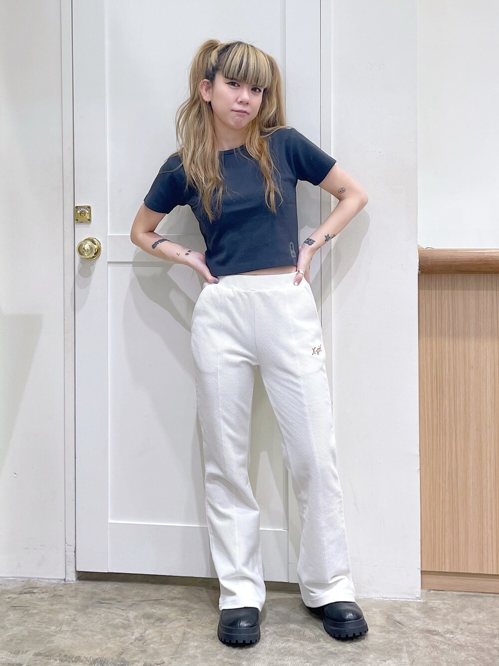 ホワイト系のシャツ/ブラウス、ホワイト系のスウェットパンツ、グレー系のTシャツ/カットソーを着用したレディースの春コーディネートの4枚目の写真
