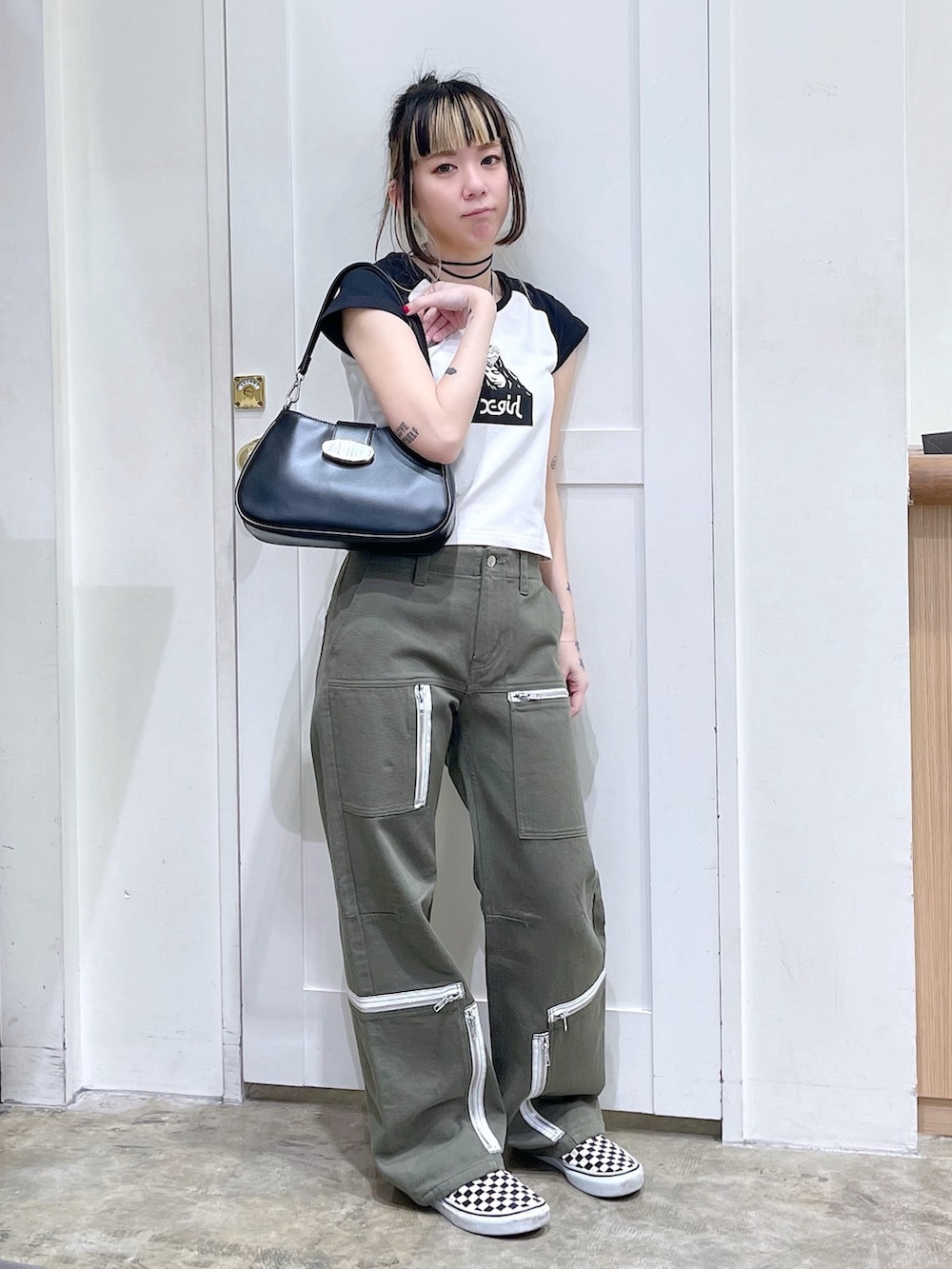 グリーン系のその他パンツ、ブラック系のショルダーバッグ、シルバー系のネックレスを着用したレディースの春コーディネートの2枚目の写真