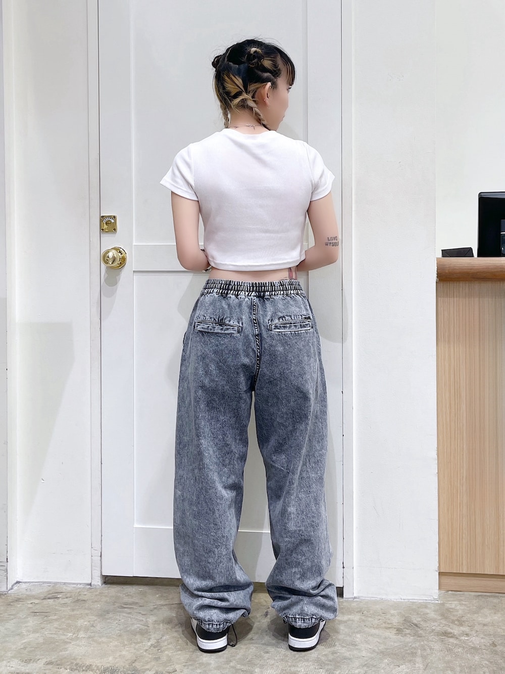 ホワイト系のTシャツ/カットソー、ブラック系のショルダーバッグ、ブラック系のデニムパンツを着用したレディースの夏コーディネートの3枚目の写真