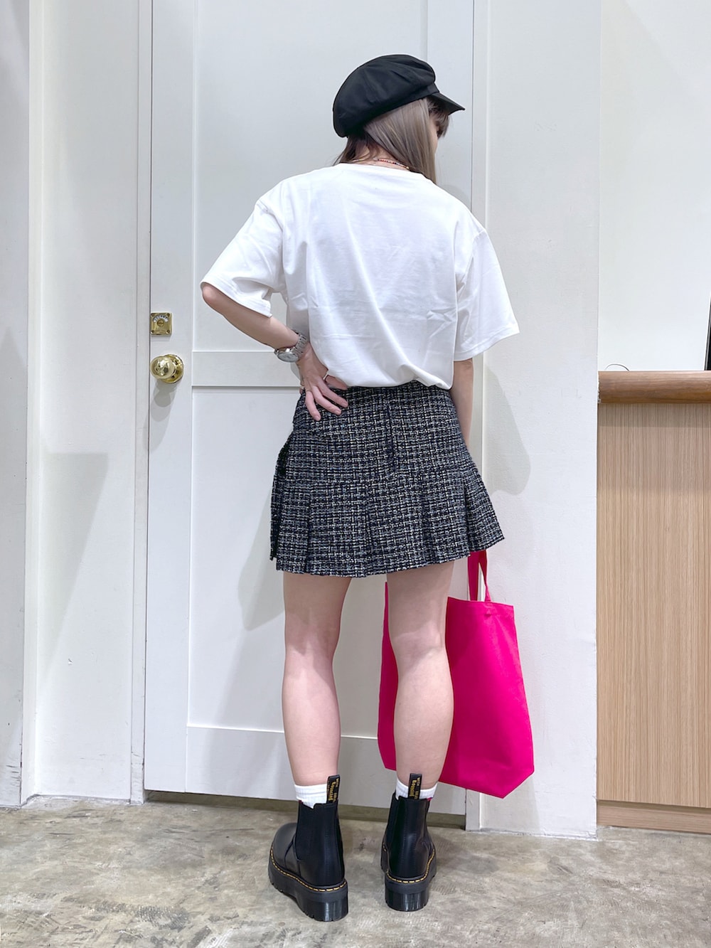 ホワイト系のTシャツ/カットソー、ピンク系のトートバッグ、ブラック系のスカートを着用したレディースの夏コーディネートの4枚目の写真