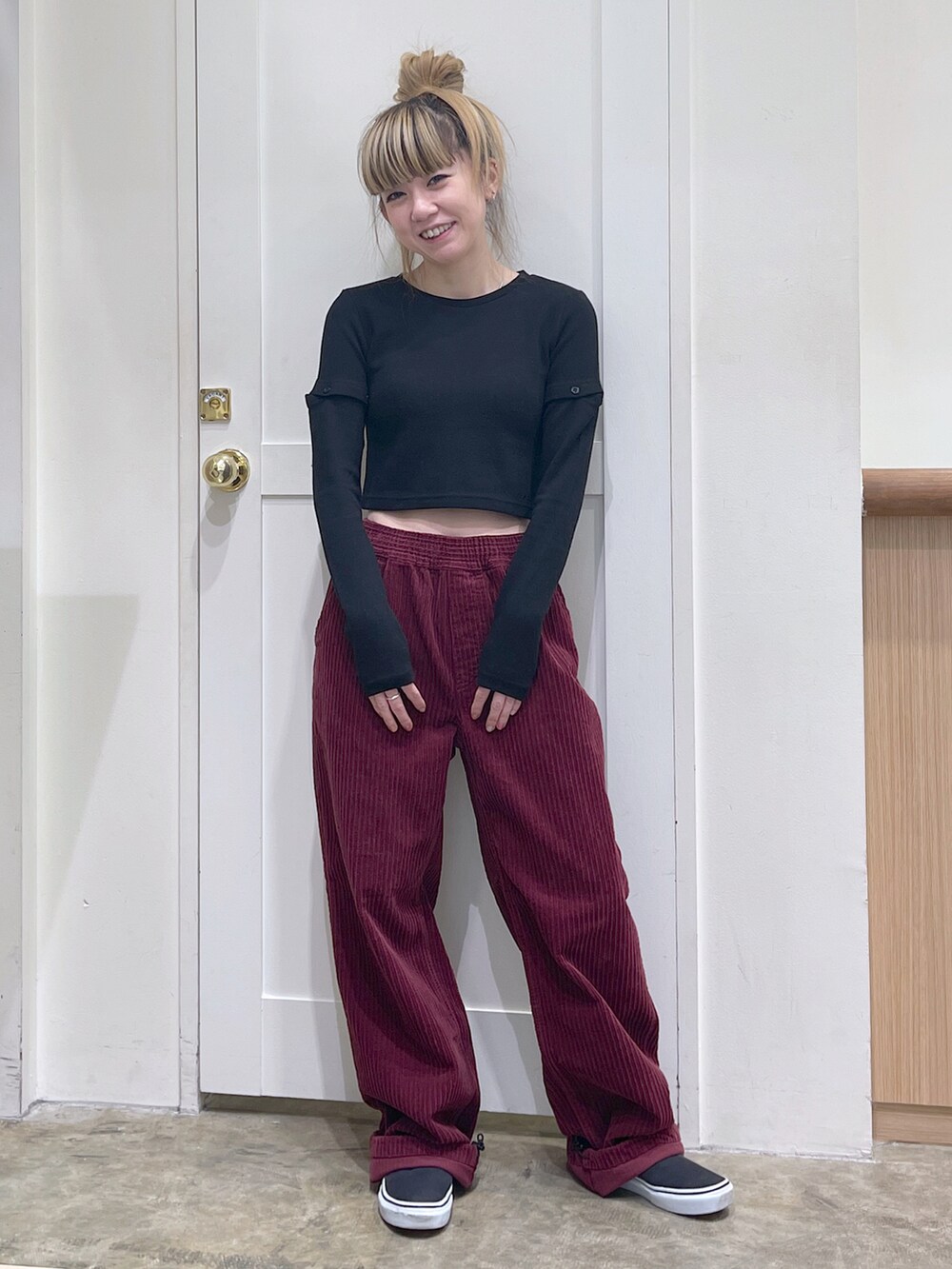 グレー系のパーカー、ブラック系のTシャツ/カットソー、レッド系のその他パンツを着用したレディースの秋コーディネートの5枚目の写真