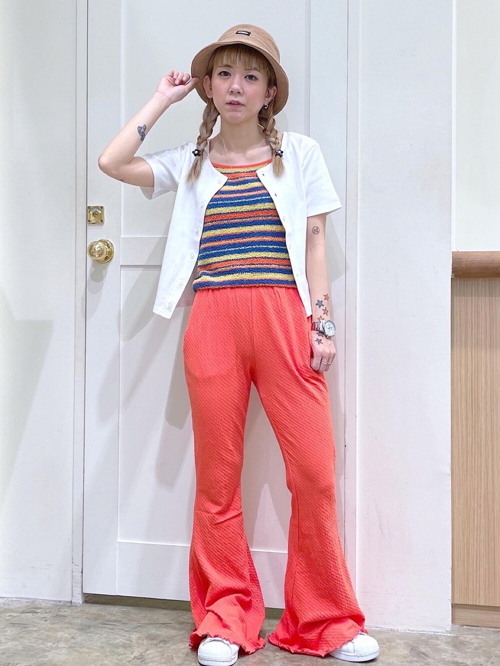ホワイト系のカーディガン/ボレロ、オレンジ系のキャミソール、ピンク系のその他パンツを着用したレディースの夏コーディネートの2枚目の写真