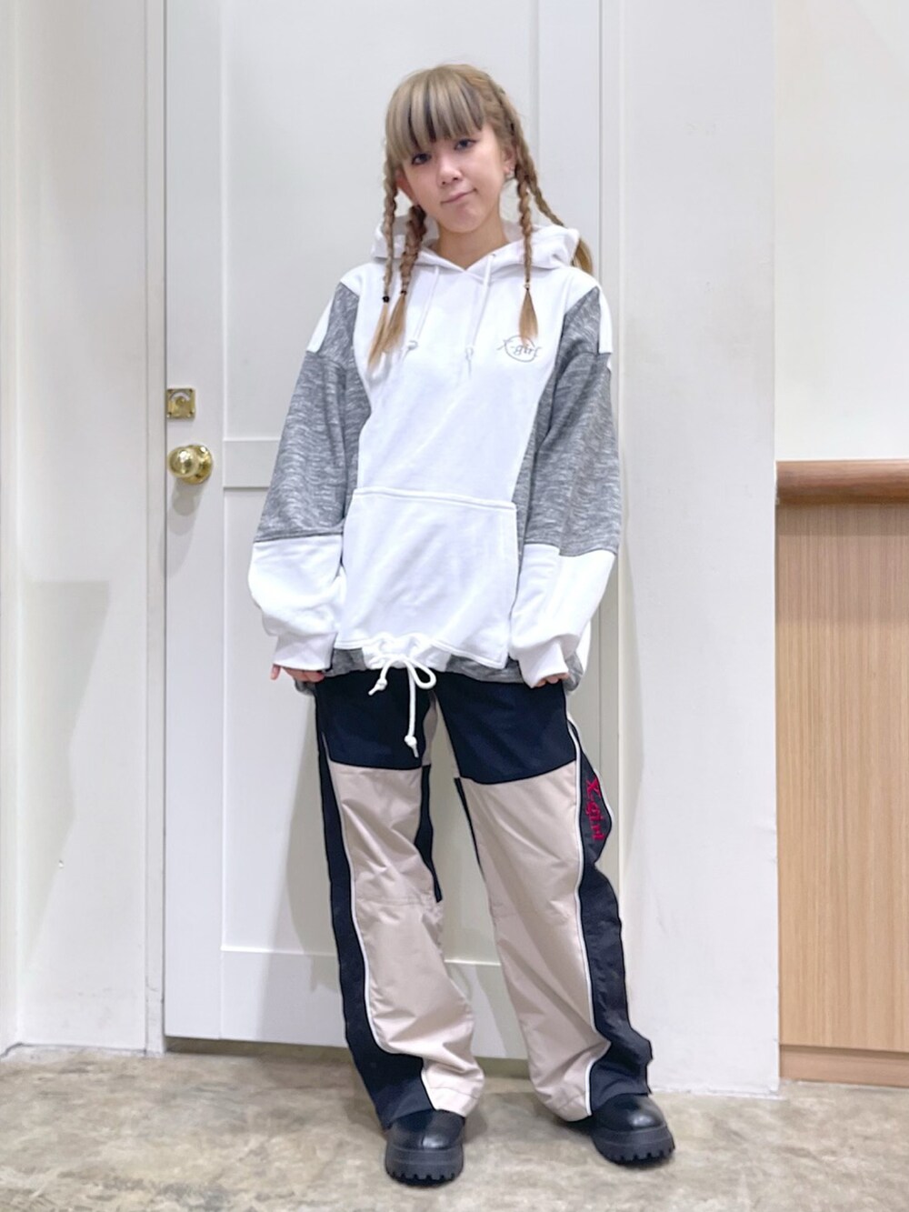 ベージュ系のTシャツ/カットソー、ベージュ系のその他パンツ、ホワイト系のパーカーを着用したレディースの冬コーディネートの5枚目の写真