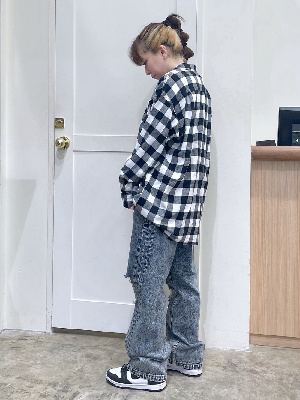 ブラック系のシャツ/ブラウス、ブルー系のデニムパンツ、ホワイト系のTシャツ/カットソーを着用したレディースの夏コーディネートの3枚目の写真