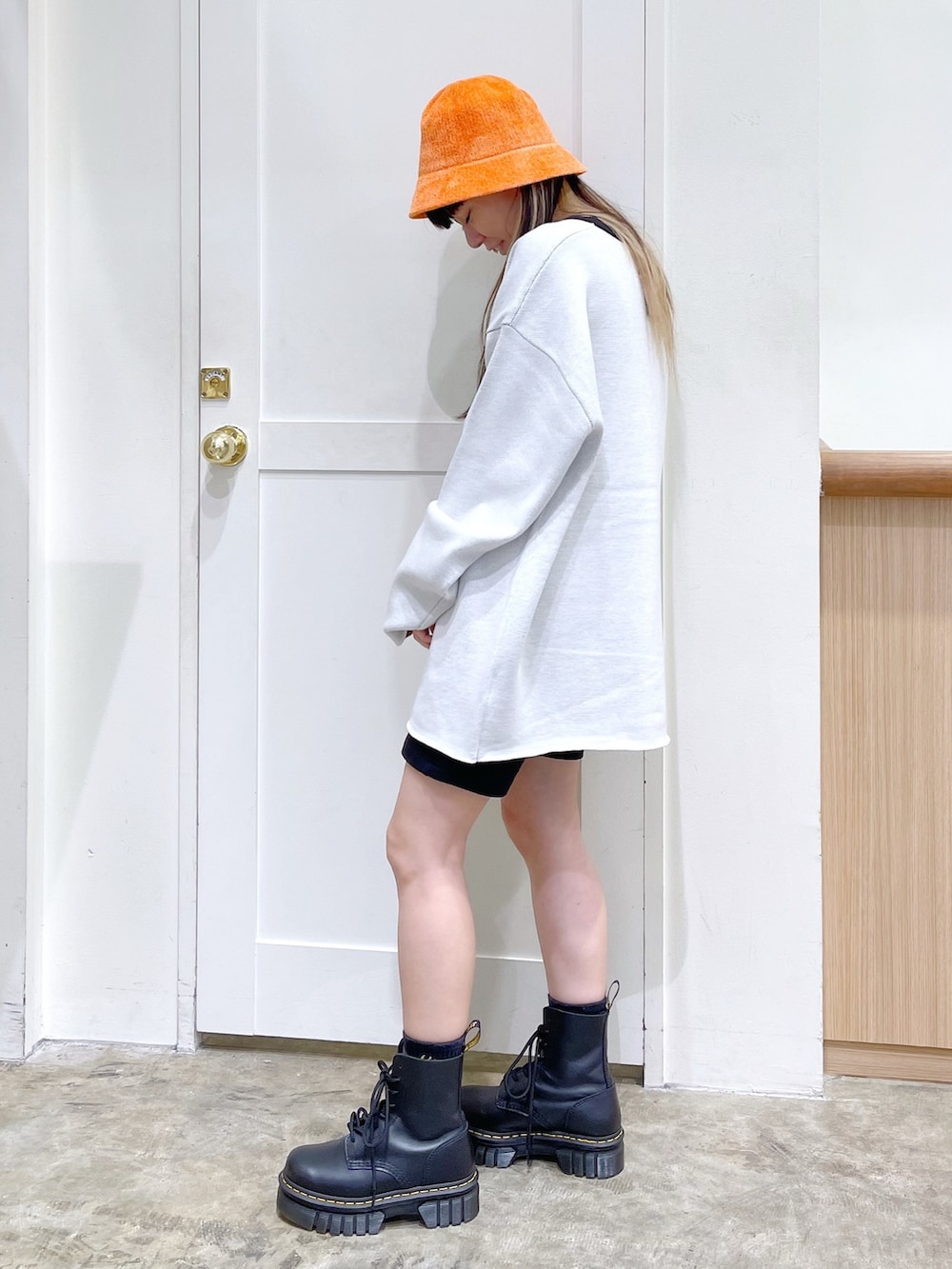 ホワイト系のニット/セーター、ブラック系のスウェットパンツ、ブラック系のブーツを着用したレディースの秋コーディネートの3枚目の写真