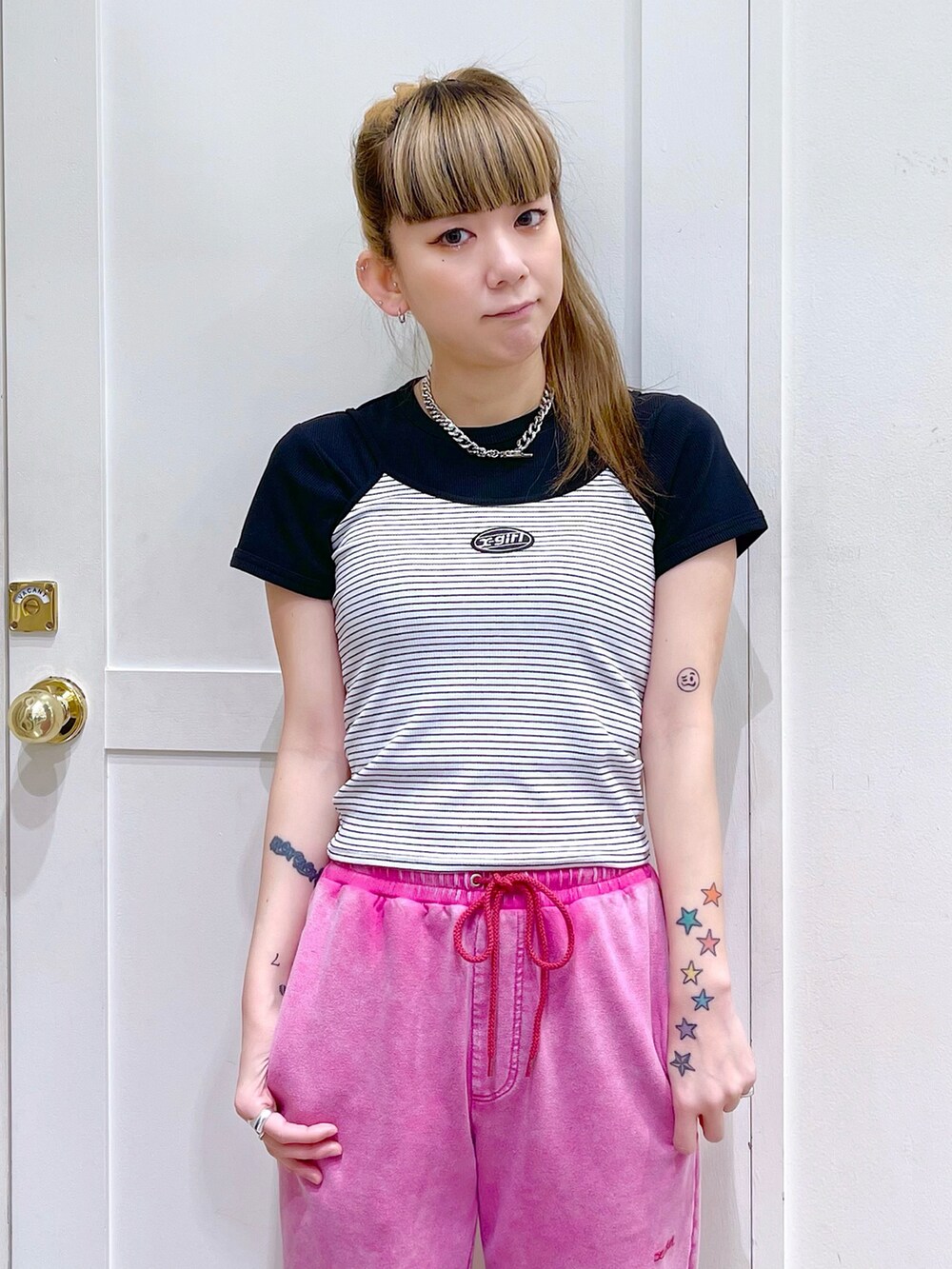 ホワイト系のキャミソール、ブラック系のTシャツ/カットソー、ピンク系のスウェットパンツを着用したレディースの春コーディネートの4枚目の写真