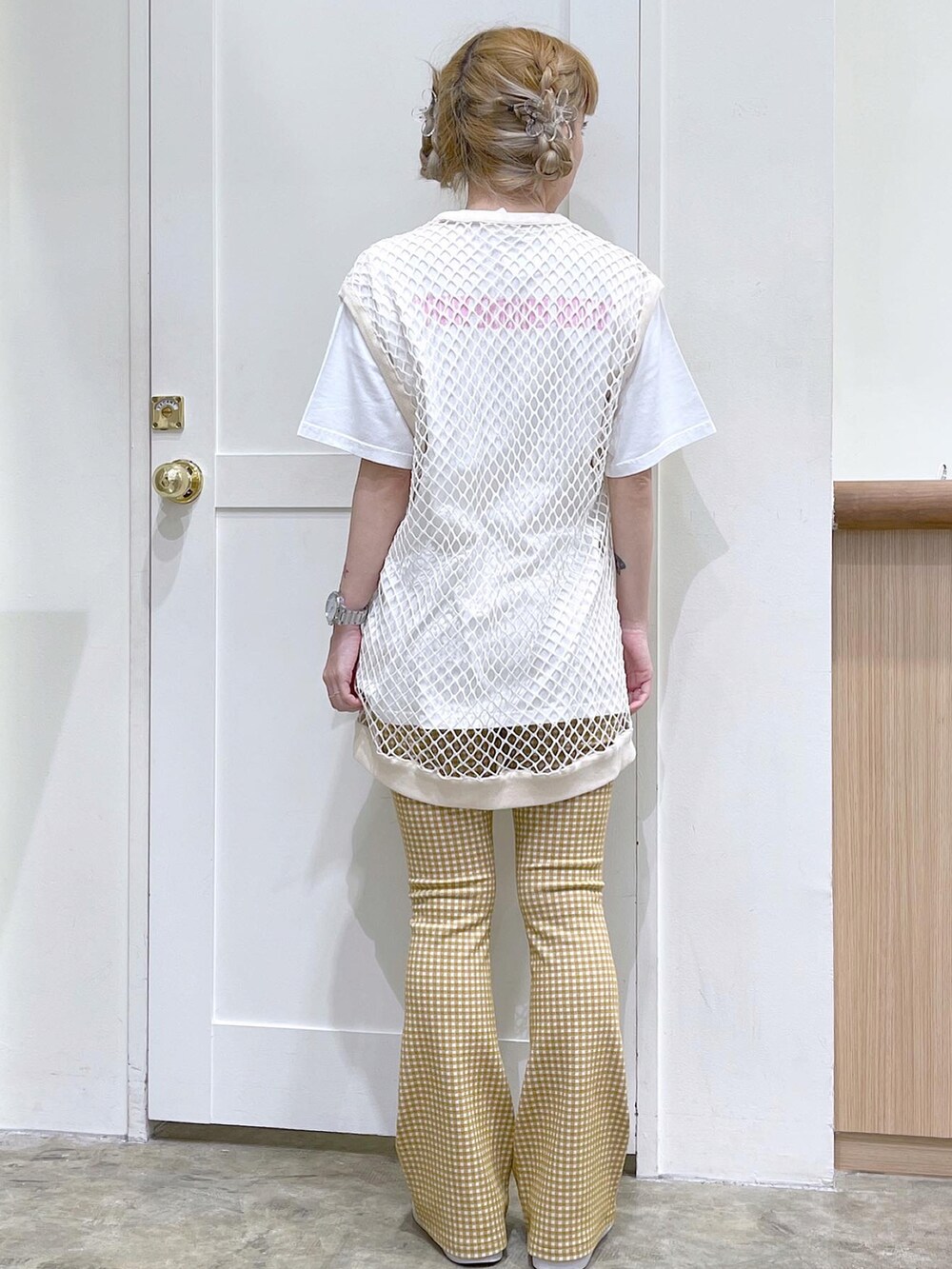 ホワイト系のTシャツ/カットソー、ホワイト系のTシャツ/カットソー、ベージュ系のその他パンツを着用したレディースの夏コーディネートの4枚目の写真