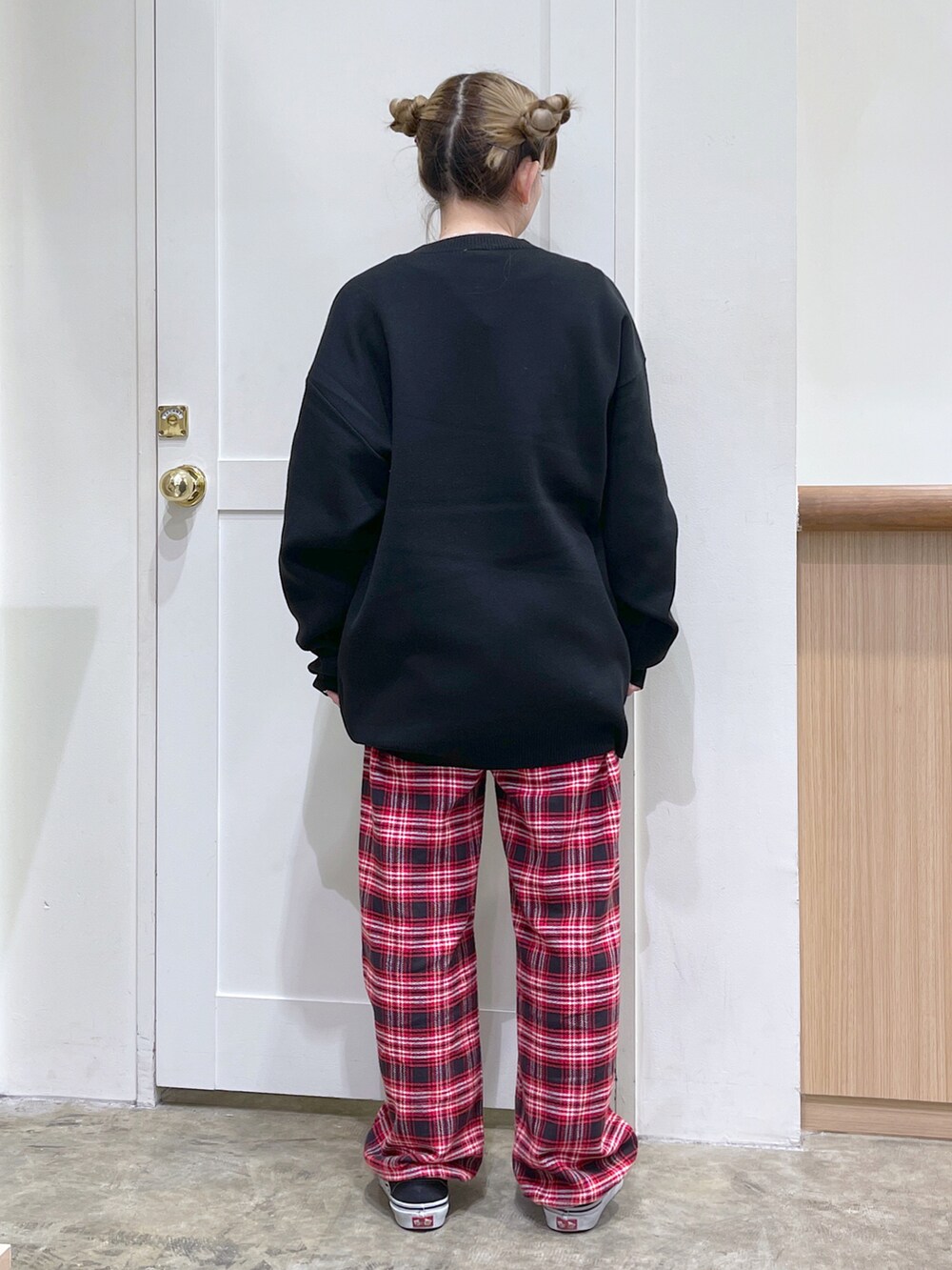 レッド系のシャツ/ブラウス、ブラック系のニット/セーター、ホワイト系のトートバッグを着用したレディースの秋コーディネートの5枚目の写真