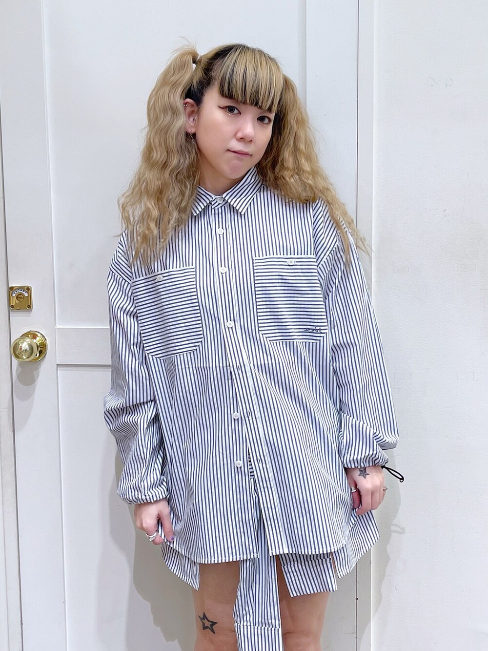 ブルー系のシャツ/ブラウス、ホワイト系のTシャツ/カットソー、ブルー系のその他パンツを着用したレディースの春コーディネートの4枚目の写真