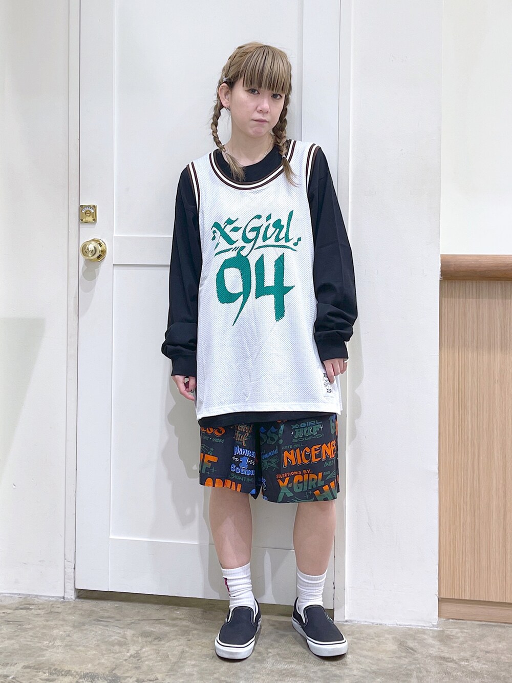 ホワイト系のタンクトップ、ブラック系のTシャツ/カットソー、ブラック系のその他パンツを着用したレディースの夏コーディネートの2枚目の写真