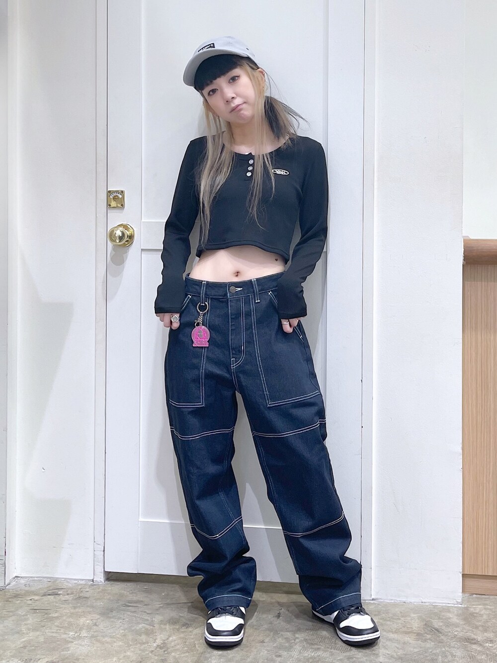 ブルー系のTシャツ/カットソー、ブルー系のデニムパンツ、グレー系のキャップを着用したレディースの夏コーディネートの2枚目の写真