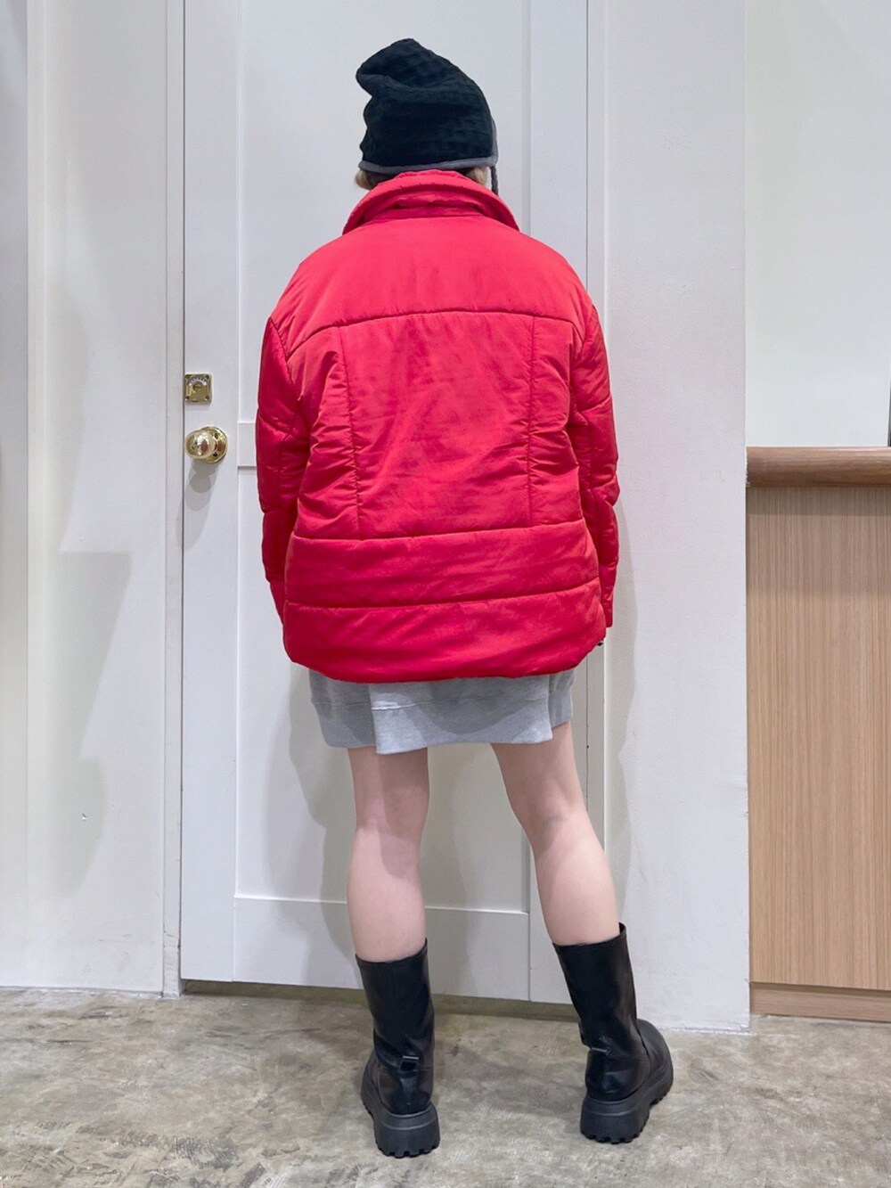 レッド系のその他アウター、グレー系のスウェット、ブラック系のニットキャップ/ビーニーを着用したレディースの冬コーディネートの3枚目の写真