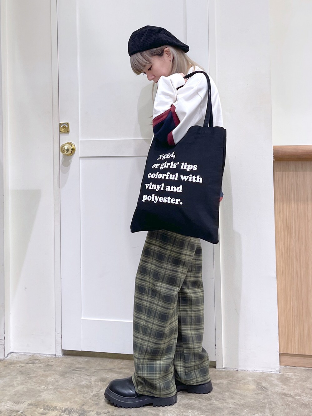 ホワイト系のスウェット、グリーン系のその他パンツ、ブラック系のトートバッグを着用したレディースの秋コーディネートの2枚目の写真