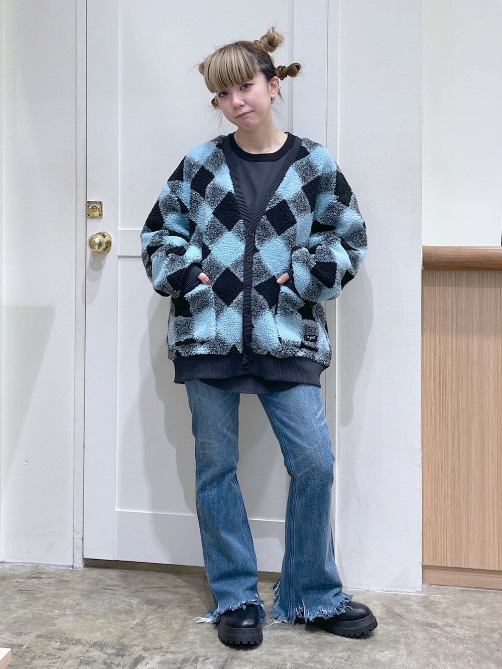 ブルー系のカーディガン/ボレロ、グレー系のTシャツ/カットソー、ブルー系のデニムパンツを着用したレディースの秋コーディネートの2枚目の写真