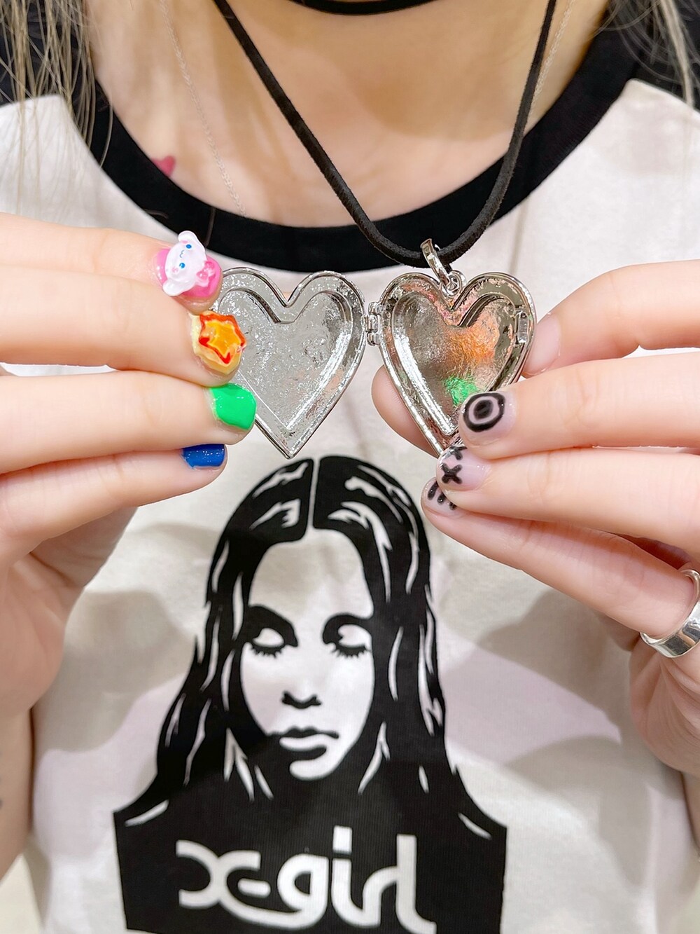 グリーン系のその他パンツ、ブラック系のショルダーバッグ、シルバー系のネックレスを着用したレディースの春コーディネートの6枚目の写真