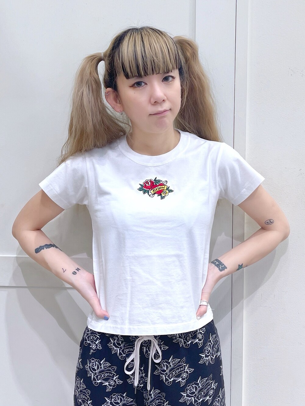 ブラック系のシャツ/ブラウス、ホワイト系のTシャツ/カットソー、ブラック系のその他パンツを着用したレディースの春コーディネートの5枚目の写真