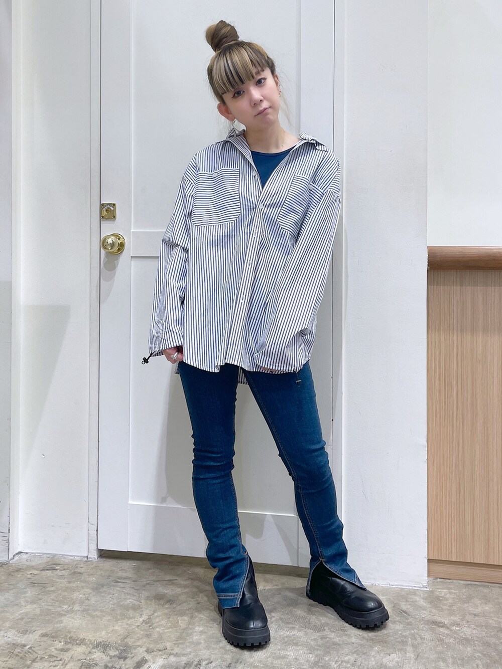 ブルー系のシャツ/ブラウス、ブルー系のTシャツ/カットソー、ブルー系のその他パンツを着用したレディースの春コーディネートの2枚目の写真