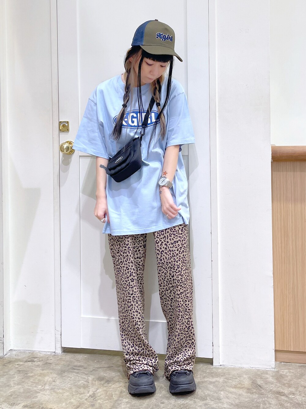 ブルー系のTシャツ/カットソー、ベージュ系のその他パンツ、ブラック系のショルダーバッグを着用したレディースの夏コーディネートの2枚目の写真