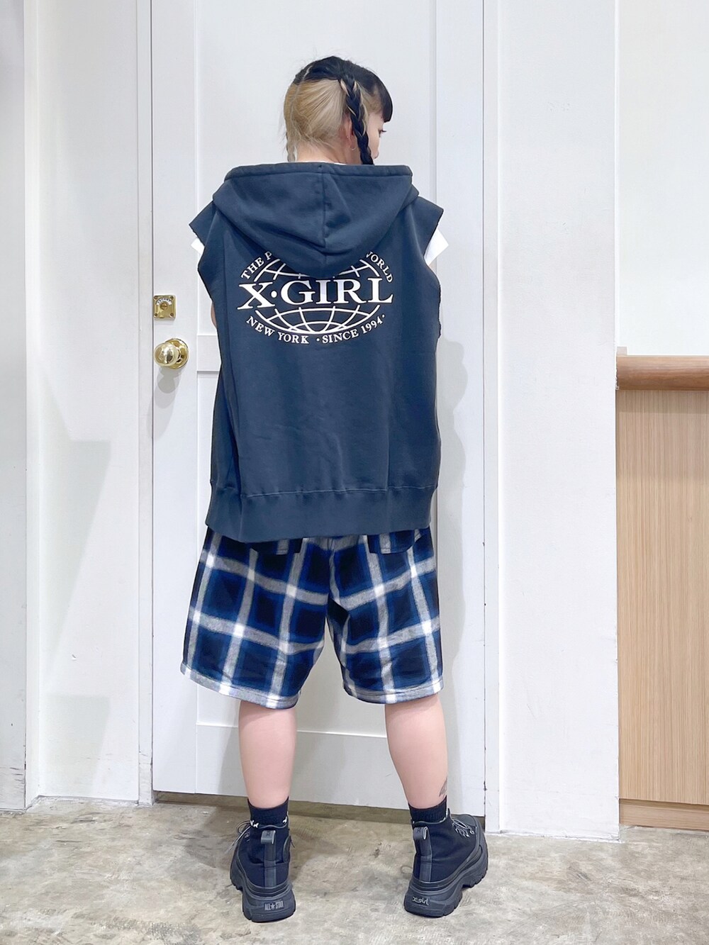 グレー系のパーカー、ホワイト系のTシャツ/カットソー、ブルー系のその他パンツを着用したレディースの夏コーディネートの3枚目の写真