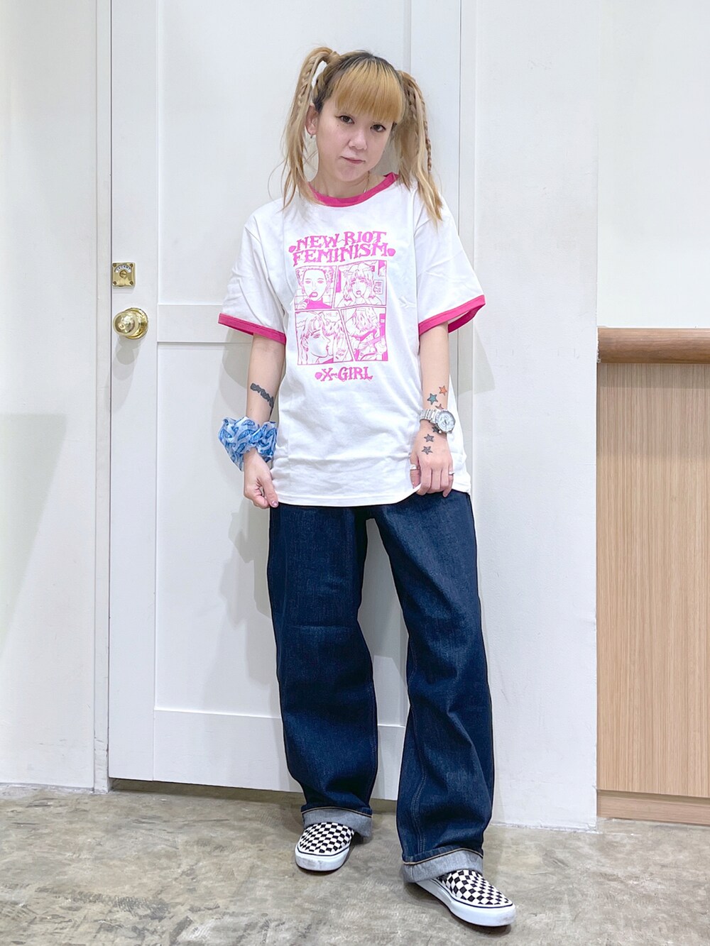 ホワイト系のTシャツ/カットソー、ブルー系のデニムパンツ、ホワイト系のシュシュを着用したレディースの夏コーディネートの2枚目の写真