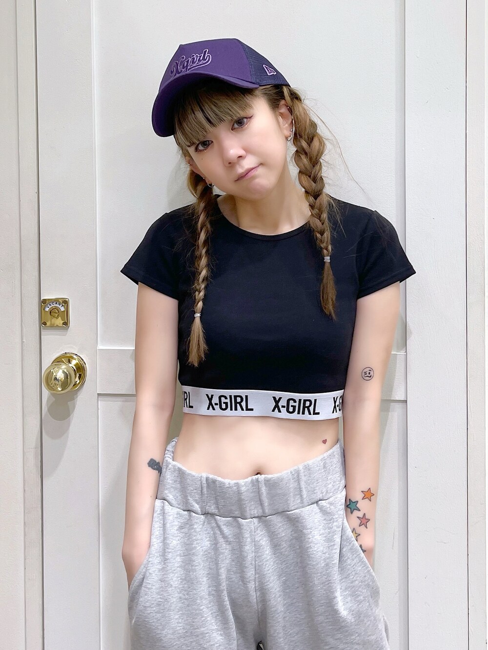 グレー系のスウェットパンツ、ブラック系のTシャツ/カットソー、ホワイト系のスニーカーを着用したレディースの春コーディネートの3枚目の写真