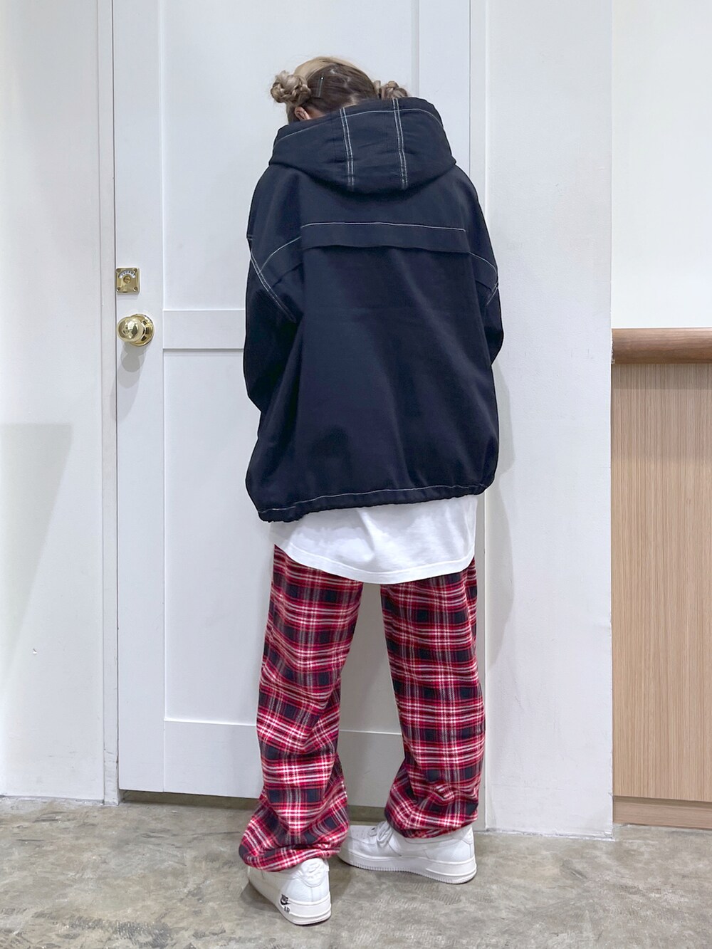 ブラック系のブルゾン、ホワイト系のTシャツ/カットソー、レッド系のその他パンツを着用したレディースの秋コーディネートの4枚目の写真