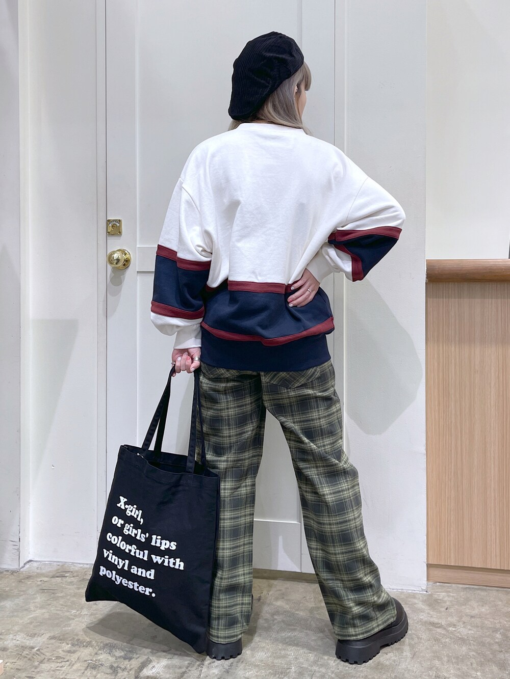 ホワイト系のスウェット、グリーン系のその他パンツ、ブラック系のトートバッグを着用したレディースの秋コーディネートの4枚目の写真