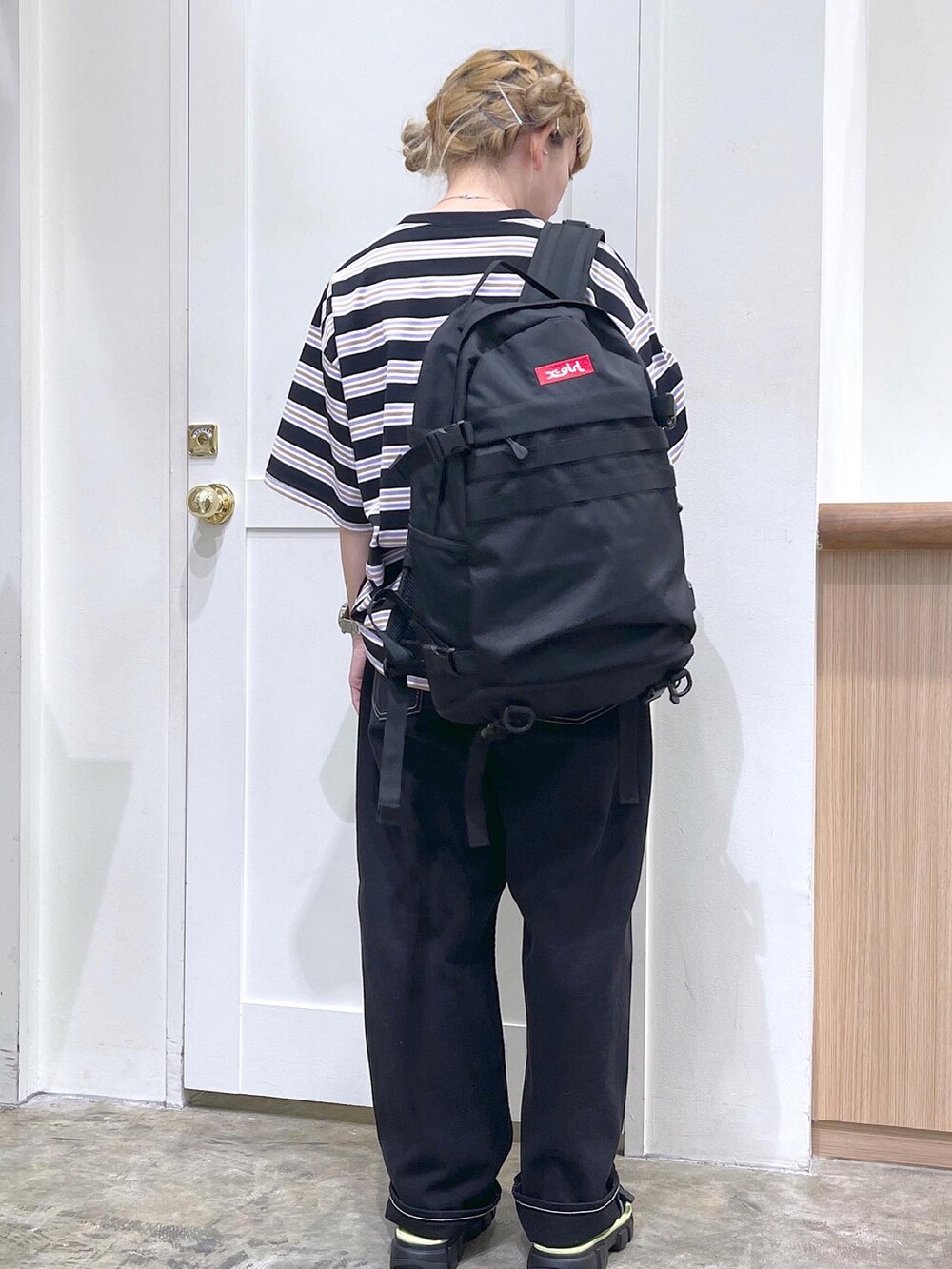 ブラック系のTシャツ/カットソー、ブラック系のデニムパンツ、ブラック系のサンダルを着用したレディースの夏コーディネートの3枚目の写真