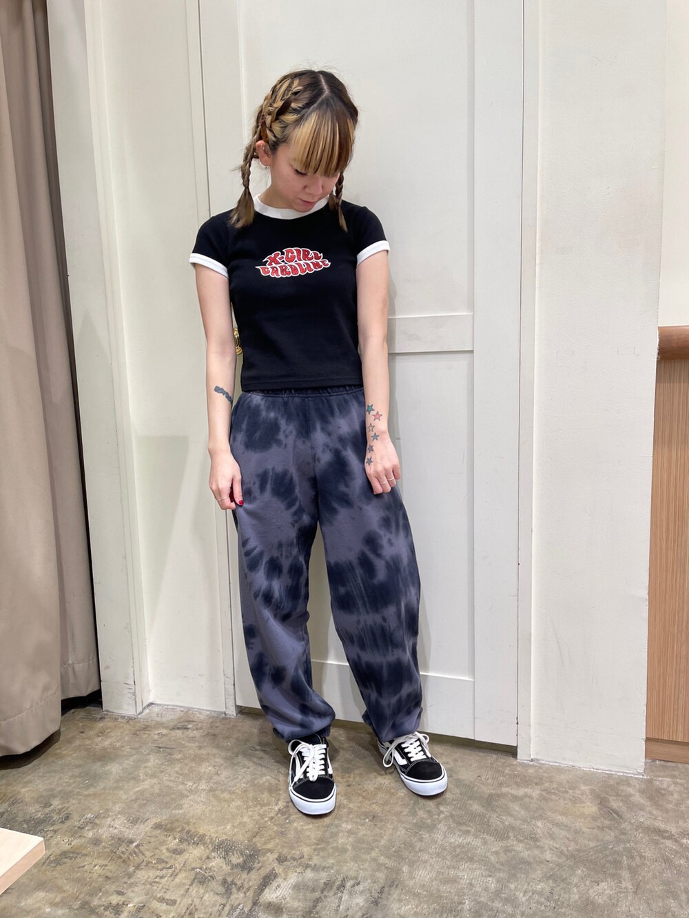 ブラック系のナイロンジャケット、ブラック系のTシャツ/カットソー、ブラック系のスウェットパンツを着用したレディースの冬コーディネートの2枚目の写真