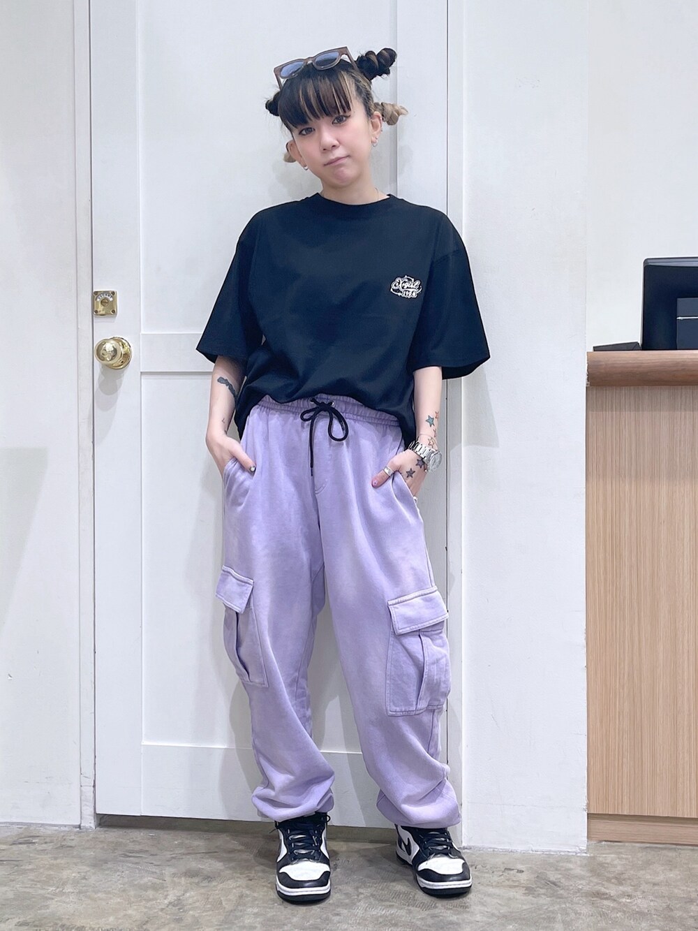 ブラック系のTシャツ/カットソー、パープル系のスウェットパンツを着用したレディースの夏コーディネートの2枚目の写真