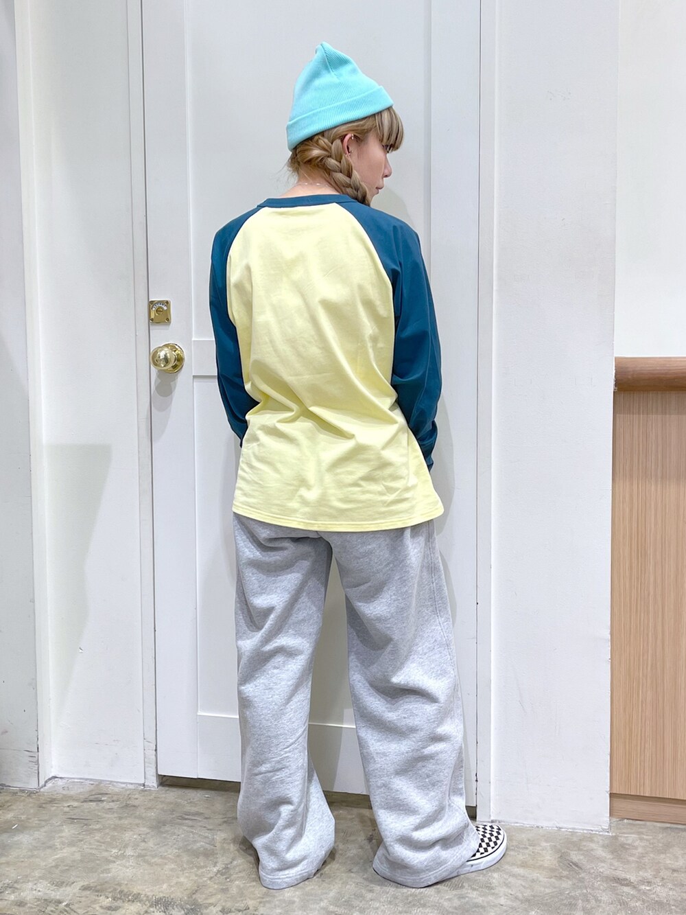 グリーン系のTシャツ/カットソー、グレー系のスウェットパンツ、グリーン系のニットキャップ/ビーニーを着用したレディースの冬コーディネートの4枚目の写真