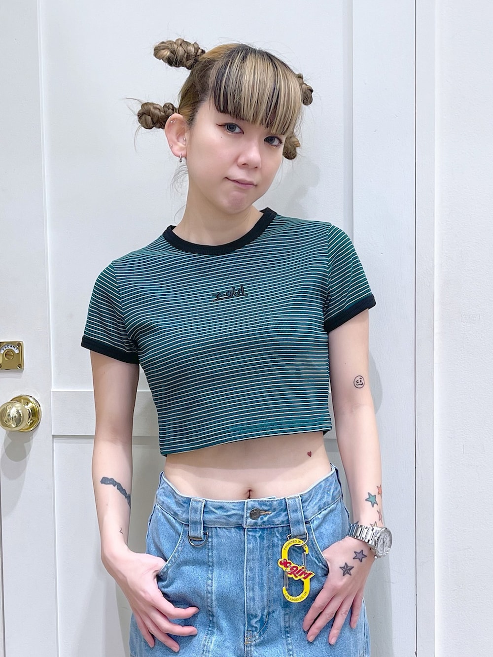 グリーン系のTシャツ/カットソー、ブルー系のカーゴパンツ、ホワイト系のバックパック/リュックを着用したレディースの春コーディネートの5枚目の写真