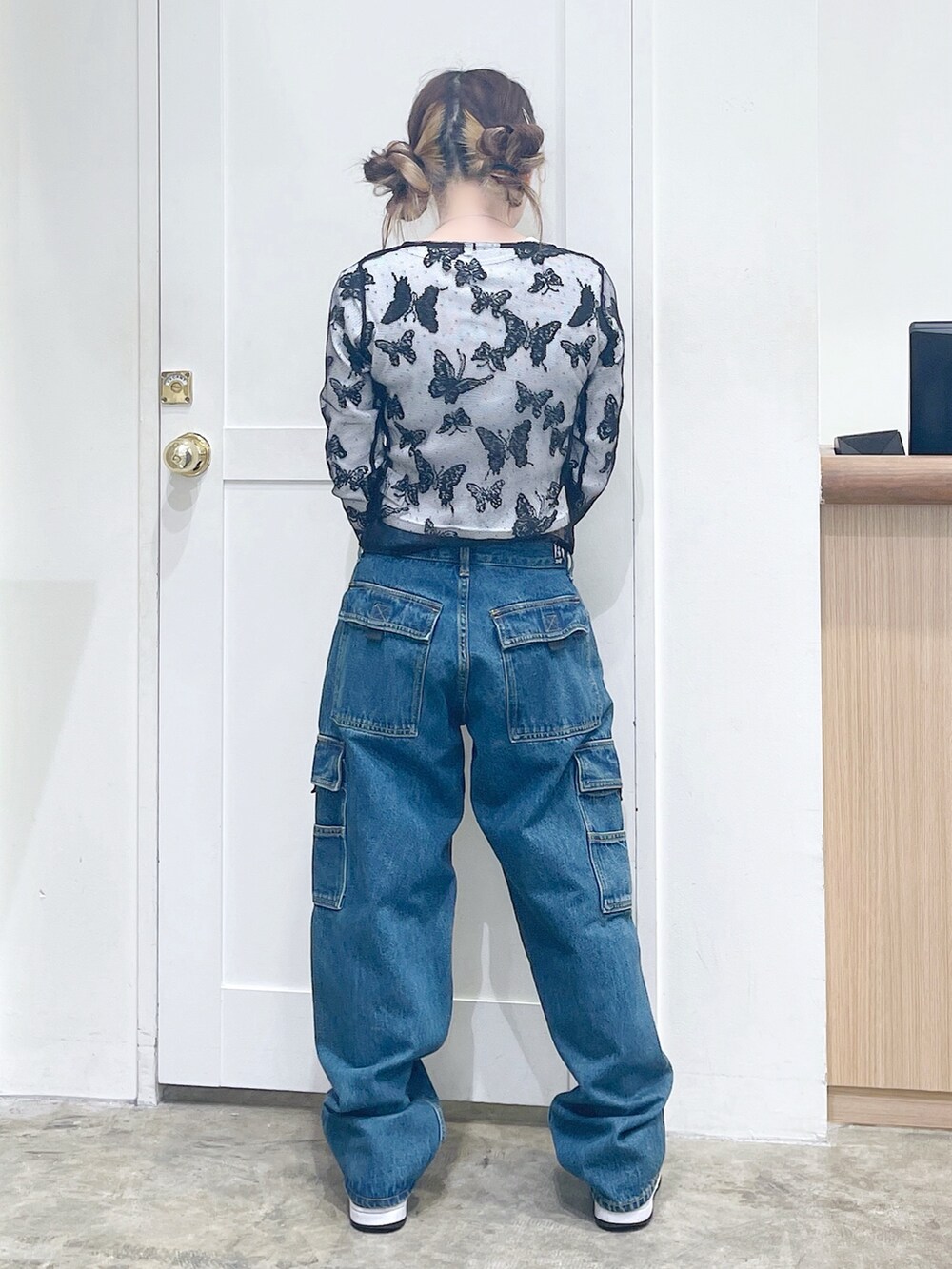 ブラック系のカーディガン/ボレロ、ホワイト系のTシャツ/カットソー、ブルー系のカーゴパンツを着用したレディースの夏コーディネートの4枚目の写真